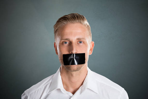 그의 입에 검은 테이프를 가진 남자 - silence secrecy human mouth censorship 뉴스 사진 이미지