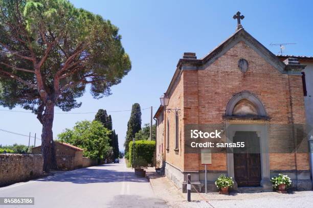 Chiesa Di San Sebastiano A Bolgheri - Fotografie stock e altre immagini di Albero - Albero, Ambientazione esterna, Antico - Condizione