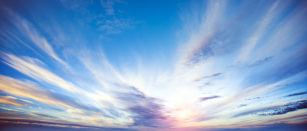 panorama de cielo de verano sunrise - dramatic sky fotografías e imágenes de stock