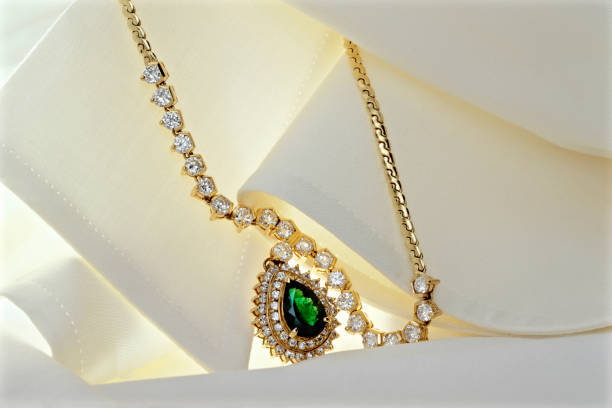 istock Adorned with silk blouses to Diamond Emerald pendants 845893508