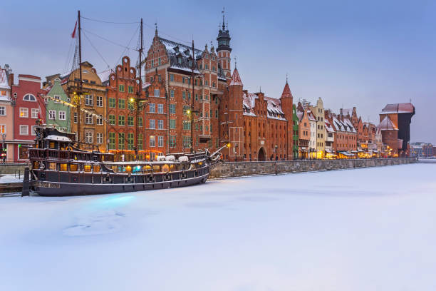 città vecchia di danzica sul fiume motlawa in inverno innevato - gdansk foto e immagini stock