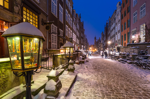 Calle Mariacka en Gdansk en el invierno cubierto de nieve photo