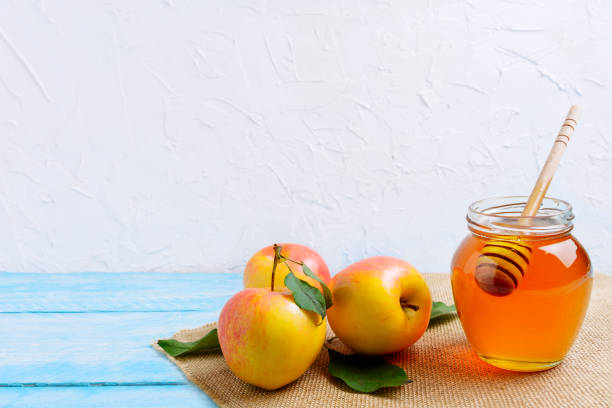 蜜壷とリンゴ コピー スペース - rosh hashana apple honey judaism ストックフォトと画像