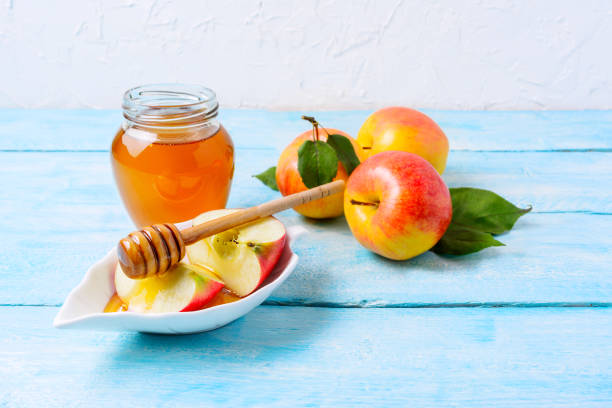 istock Honey jar and apple slices, copy space 845914566