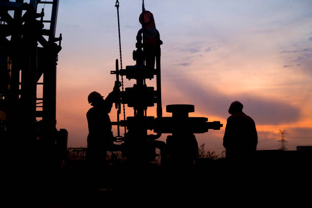 1000 petrolio, i lavoratori del petrolio stanno lavorando - oil derrick crane crane exploration foto e immagini stock