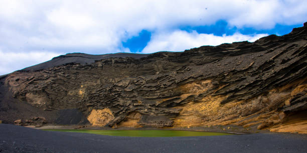 la laguna verde - lago verde - lanzarote bay canary islands crater fotografías e imágenes de stock