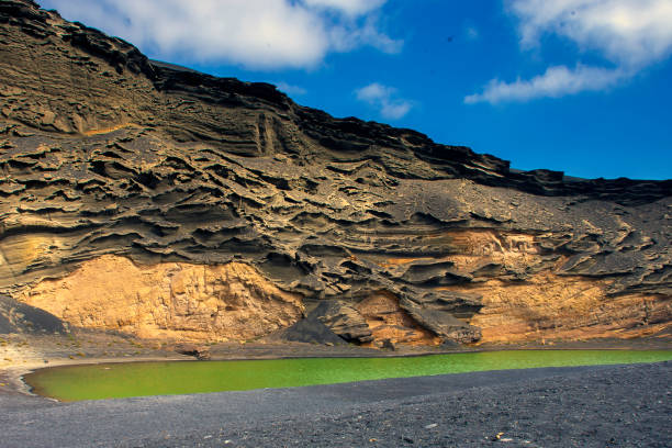 la laguna verde - lago verde - lanzarote bay canary islands crater fotografías e imágenes de stock