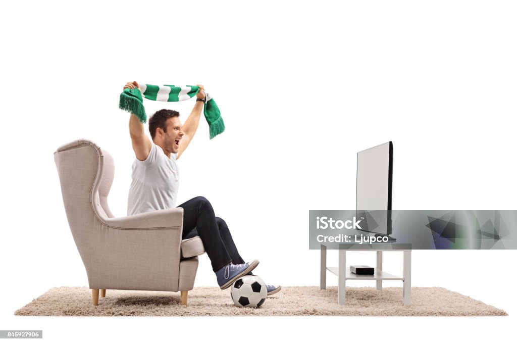 Fan de football excité avec un foulard, assis dans un fauteuil - Photo de Fan libre de droits