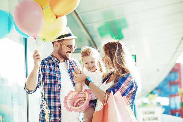 istock Happy Family in Shopping 845927954