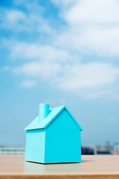 маленькая модель дома и голубое небо - building exterior outdoors still life roof стоковые фото и изображения