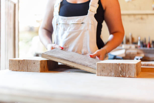 carpenter Female carpenter at work - 
 fähigkeit stock pictures, royalty-free photos & images