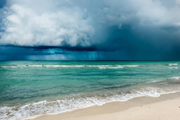 florida'da kasırga.  okyanusun üzerinde fırtına bulutları. miami beach - hurricane florida stok fotoğraflar ve resimler