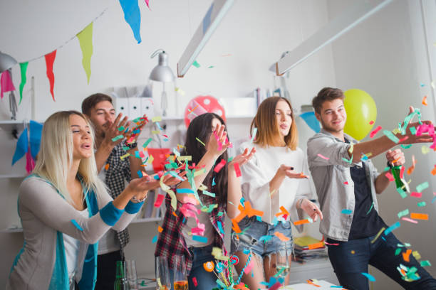 istock Party for birthday in office 845942334
