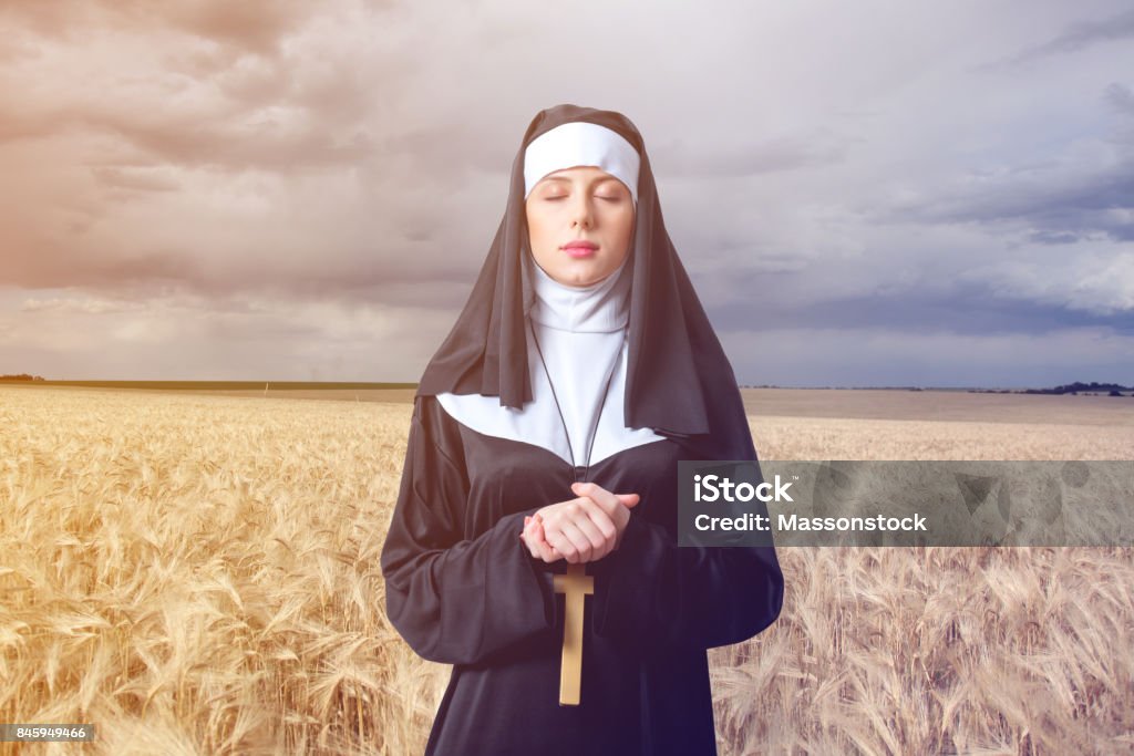 Joven monja grave con Cruz - Foto de stock de Monja libre de derechos