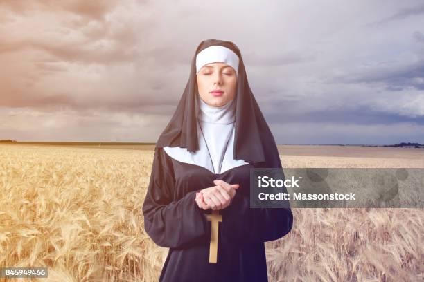 Joven Monja Grave Con Cruz Foto de stock y más banco de imágenes de Monja - Monja, Evangelista, Adulto joven