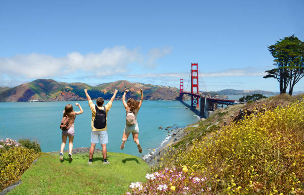 família se divertindo em viagem de férias de verão. - california golden gate bridge san francisco bay area san francisco bay - fotografias e filmes do acervo