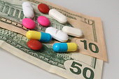 pharmazeutische-industrie-mit-medizin-und-dollar-rechnungen.jpg?b=1&s=170x170&k=20&c=ySFYYW-iLJp5fY4n3aFj91IUlYgsfZ70i11v0uW9UvM=