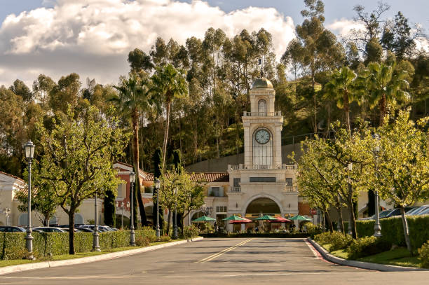 ingresso al centro commerciale the commons a calabasas, california - architettura ed edifici foto e immagini stock