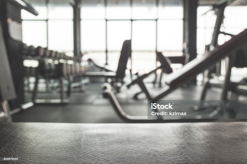 Fitness-Studio-Hintergrund mit Ausrüstung - Lizenzfrei Trainingsraum - Freizeiteinrichtung Stock-Foto