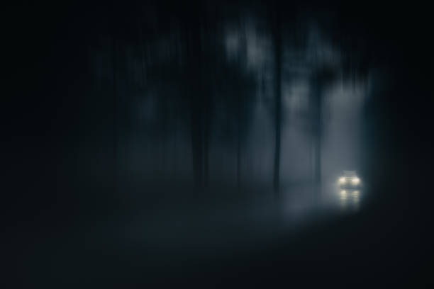 carro na estrada com neblina e baixa visibilidade. borrão adicionado - fog road spooky mist - fotografias e filmes do acervo