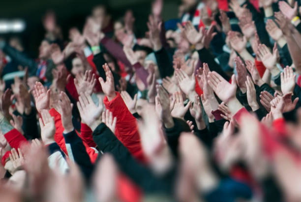 aficionados al fútbol aplaudiendo en el podio del estadio - stadium crowd audience spectator fotografías e imágenes de stock