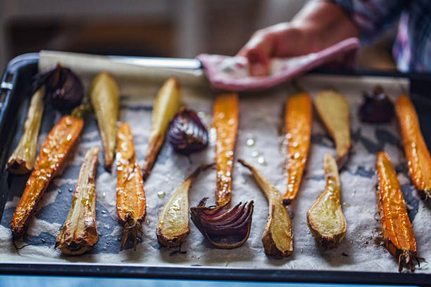 la raíz asada verduras frescas del horno - roasted vegetable fotografías e imágenes de stock