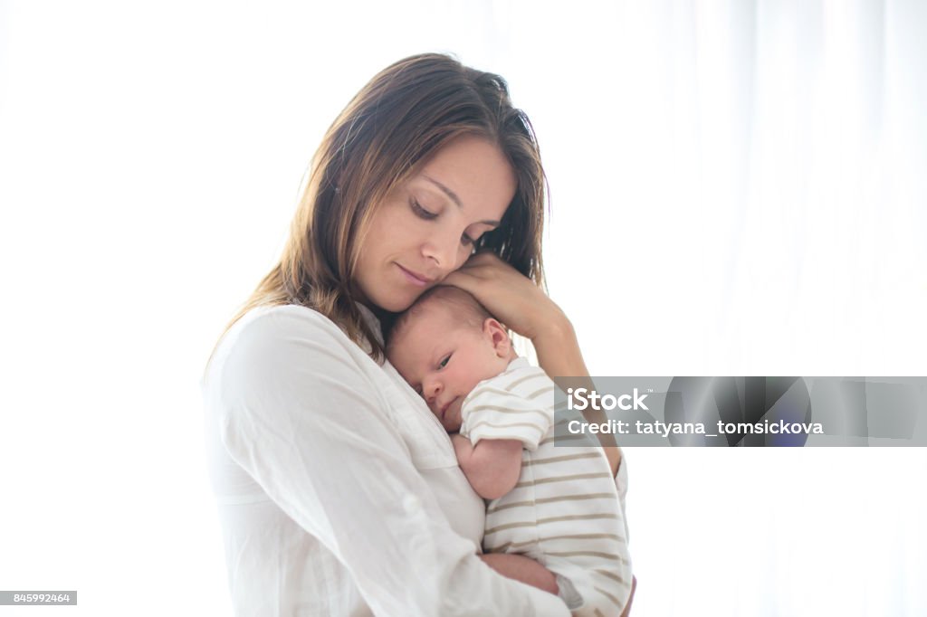 Joven madre con su bebé recién nacido - Foto de stock de Madre libre de derechos