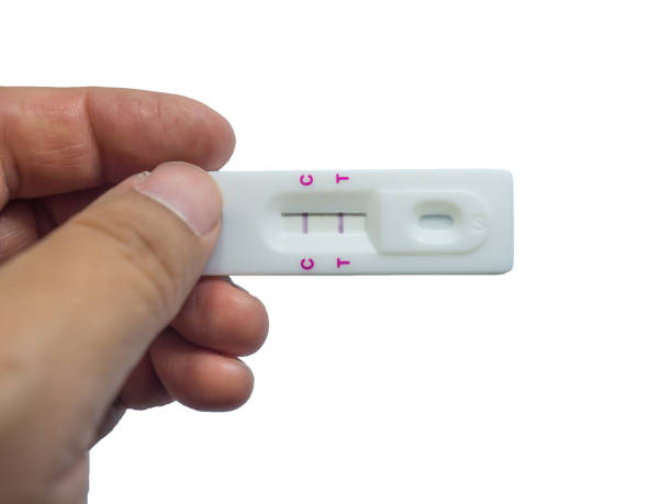 男は、彼の手は、白い背景で隔離の肯定的な妊娠検査を保持しています。 - pregnancy test human pregnancy two objects isolated ストックフォトと画像