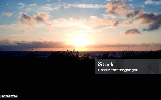 美しい夏の夜のカテガット海峡上北ユトランドの砂丘からデンマーク ビュー Horizonのストックフォトや画像を多数ご用意