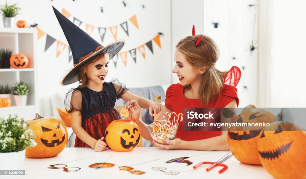 Familia Feliz En Disfraces Para Halloween Foto De Stock Y Más Banco De  Imágenes De Halloween - Halloween, Disfraz, Familia - Istock