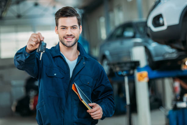 istock Automechanic holding car keys 846029774