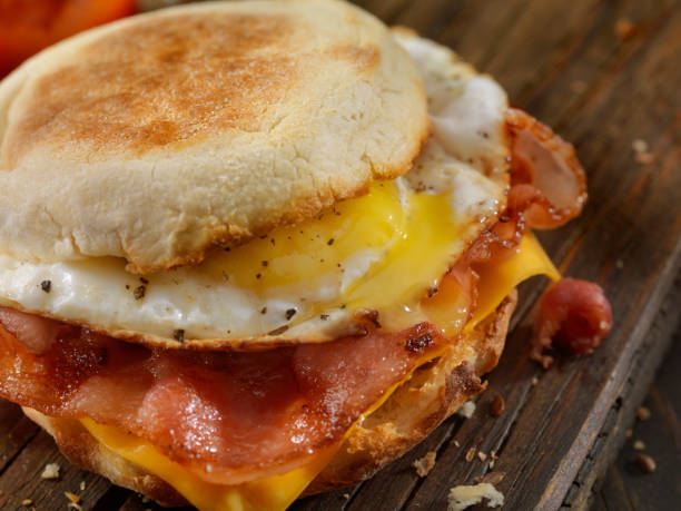 bacon, ovo e queijo sanduíche - photography indoors studio shot focus on foreground - fotografias e filmes do acervo