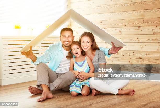 Konzept Wohnen Junge Familie Mutter Vater Und Kind Im Neuen Haus Mit Dach Stockfoto und mehr Bilder von Wohngebäudeversicherung