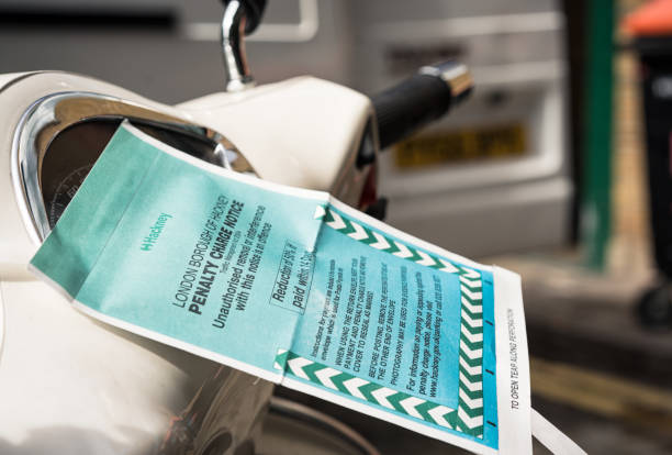 ticket de parking sur un scooter à londres - hackney photos et images de collection