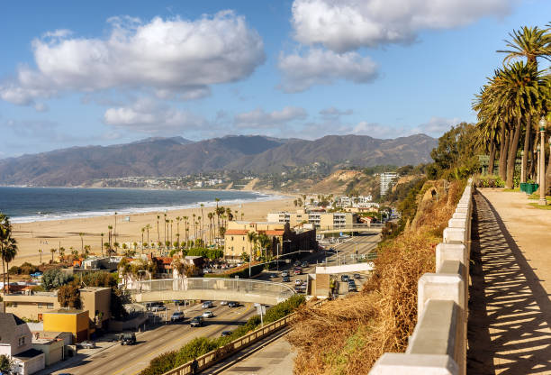 vista de casas de praia de santa monica e a pacific coast highway. - santa monica california route 1 pacific coast highway - fotografias e filmes do acervo