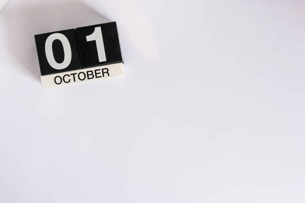 1o. dia 1 do mês, calendário de madeira cor sobre fundo branco. tempo de outono. espaço vazio para texto - calendar september education month - fotografias e filmes do acervo