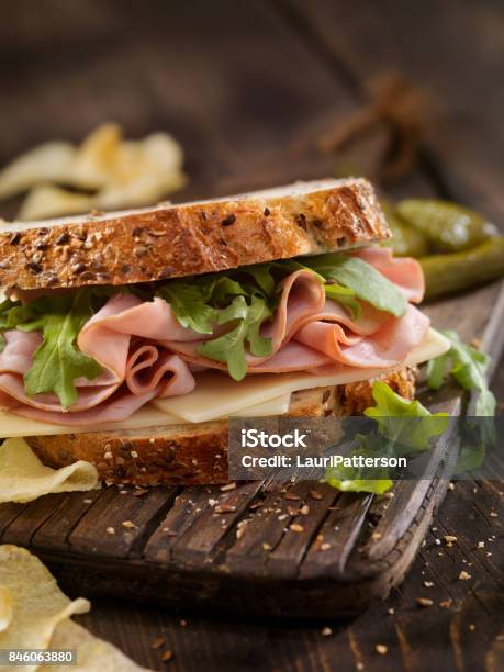 Photo libre de droit de Ham Swiss Et Roquette Sandwich banque d'images et plus d'images libres de droit de Sandwich - Sandwich, Jambon, Fromage