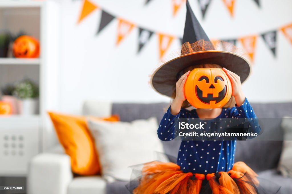 muchacha del niño feliz en traje de bruja para halloween - Foto de stock de Halloween libre de derechos