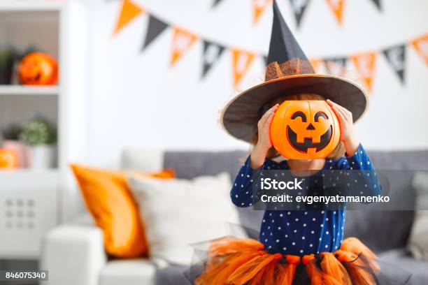Muchacha Del Niño Feliz En Traje De Bruja Para Halloween Foto de stock y más banco de imágenes de Halloween