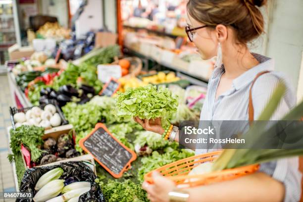 Foto de Mulher No Mercado De Alimentos e mais fotos de stock de Mercado - Espaço de Venda no Varejo - Mercado - Espaço de Venda no Varejo, Legume, França