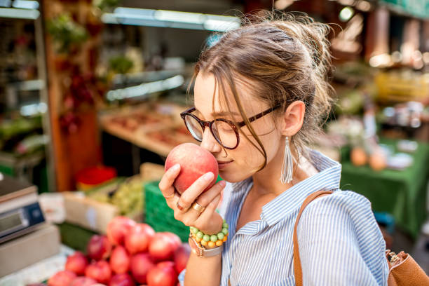 frau auf dem lebensmittelmarkt - fruit flavor stock-fotos und bilder