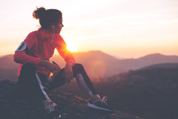 fit kobieta sportowiec odpoczywa na świeżym powietrzu - exercising running jogging healthy lifestyle zdjęcia i obrazy z banku zdjęć