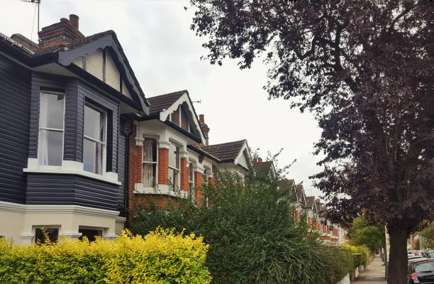 Residential terraced houses in Ealing, West London A long street of houses in the Ealing district of West London. eanling stock pictures, royalty-free photos & images