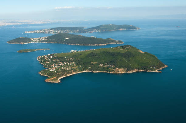 vista de helicóptero de las islas de estambul estambul, turquía - watersports centre fotografías e imágenes de stock