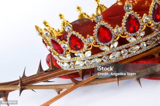 Juwelkrone Mit Dornigen Zweigen Stockfoto und mehr Bilder von Krone - Kopfbedeckung - Krone - Kopfbedeckung, Dornig, Braun
