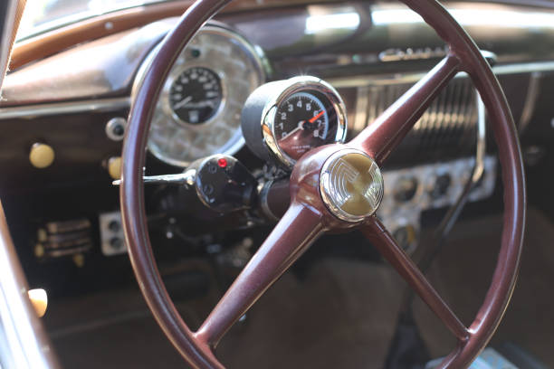 cruscotto di una vecchia automobile d'epoca - collectors car dashboard odometer mode of transport foto e immagini stock