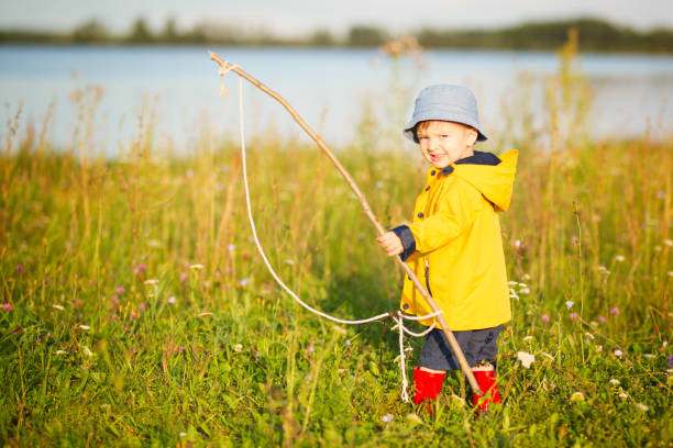 garçon enfant avec canne à pêche prêt pour la pêche - sweden fishing child little boys photos et images de collection