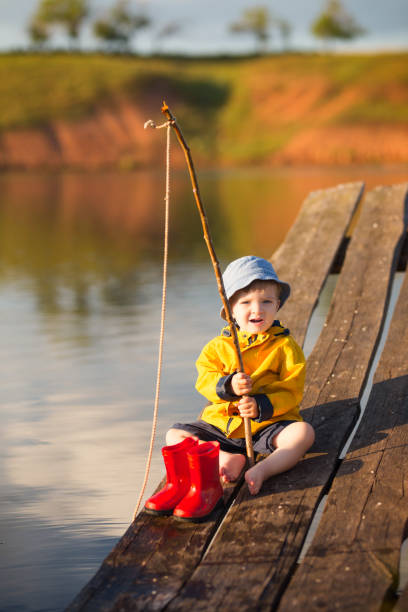 jeune petit garçon pêche du quai en bois - sweden fishing child little boys photos et images de collection