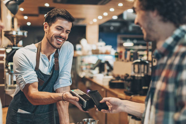 pago fácil y rápido en la cafetería - security bar fotografías e imágenes de stock