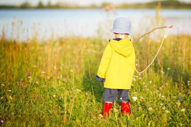 bambino con canna da pesca pronto per la pesca - sweden fishing child little boys foto e immagini stock